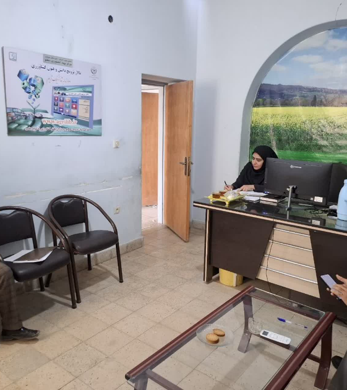 بازدید محقق معین مرکز تحقیقات و آموزش کشاورزی و منابع طبیعی جنوب استان کرمان از مرکز جهاد کشاورزی دهنو فتح‌المبین