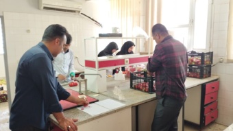 یادداشت‌برداری از پروژه «گزینش ژنوتیپ‌های برتر گوجه‌فرنگی در نسل‌های در حال تفکیک» در مرکز جنوب کرمان