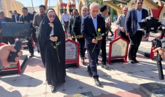 گل‌باران قبور مطهر شهدا، به مناسبت آغاز هفته دولت