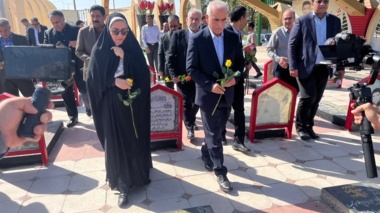 گل‌باران قبور مطهر شهدا، به مناسبت آغاز هفته دولت