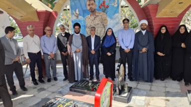 گل‌باران قبور شهدای شهر جیرفت توسط کارکنان مرکز تحقیقات و آموزش کشاورزی جنوب کرمان